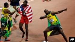 Usain Bolt de la Jamaïque célèbre après avoir remporté l'or au 100 mètres-finale masculine, devant Yohan Blake, à gauche, et Justin Gatlin.