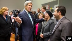Ngoại trưởng Mỹ John Kerry gặp những người tị nạn chạy trốn khỏi Syria, tại Villa Borsig, Berlin, ngày 20/9/2015. 