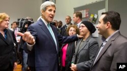 Menlu AS John Kerry (tengah) bertemu dengan beberapa pengungsi Suriah yang ditampung di Villa Borsig, Berlin, Jerman hari Minggu (20/9).
