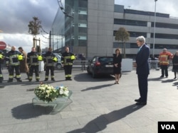 US Secretary of State John Kerry lays a wreath at the Brussels airport in honor of the victims of Tuesday's terror attacks, March 25, 2016. (C. Saine / VOA)