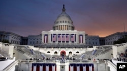 20일 도널드 트럼프 미국 45대 대통령 취임식이 열리는 워싱턴 DC 국회의사당 뒤로 동이 트고 있다. 