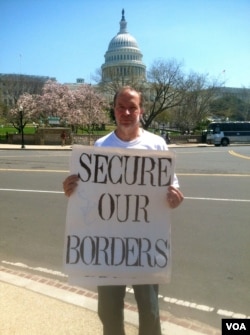 Jim MacDonald of New York protests an immigration reform rally in Washington, D.C. (VOA/K.Woodsome)
