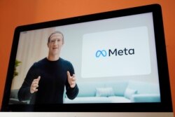 ພາບ​ໃນ​ໜ້າ​ຈໍ​ຄອມ​ພິວ​ເຕີ​ອັນ​ນຶ່ງ​ໃນ​ເມືອງ Sausalito, ລັດ​ຄາ​ລິ​ຟໍ​ເນຍ, ສະ​ແດງ​ໃຫ້​ເຫັນ​ພາບ​ ທ. Mark Zuckerberg, CEO ຂອງ Facebook ປະ​ກາດ​ຊື່ໃໝ່ວ່າ Meta ຢູ່​ໃນ​ພິ​ທີ​ທີ່​ຈັດ​ຂຶ້ນ​ທາງ​ອອນ​ລາຍໃນ​ວັນ​ທີ 28 ຕຸ​ລາ, 2021