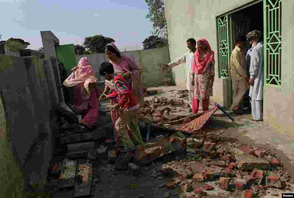 دونوں جانب سے مارٹر گولے اور بھاری ہتھیار استعمال کیے گئے ہیں۔