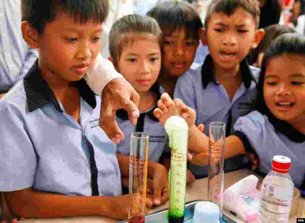 ការពិសោធន៍លក្ខណៈវិទ្យាសាស្ត្រ នៅក្នុងមហោស្រពជាតិលើកទី៣នៅកម្ពុជា ស្តីពីវិទ្យាសាស្ត្រ និងវិស្វកម្ម នៅឯស្តាតអូឡាំពិក ក្នុងរាជធានីភ្នំពេញ កាលពីថ្ងៃទី៩ ខែមិនា ឆ្នាំ២០១៧។ (ហ៊ាន សុជាតា/VOA)