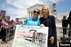Kandidat presiden pilpres AS 2020 dari Partai Demokrat, Senator Kirsten Gillibran, berfoto dengan seorang pengunjuk rasa pendukung hak-hak aborsi, di luar gedung Mahkamah Agung di Washington, 21 Mei 2019.