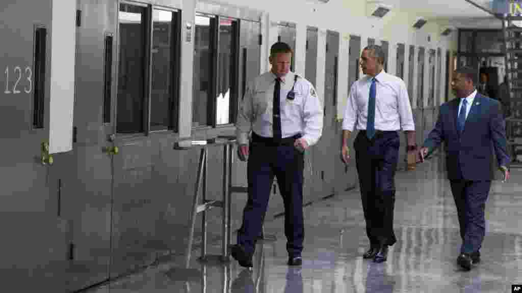 Le président des Etat-Unis, Barack Obama, dans l'établissement correctionnel fédéral à El Reno, le 16 Juillet 2015.