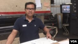ທ່ານວັນນະສັກ ສີກຸນລະບຸດ ຫົວໜ້າທີມ ຂະແໜງເຄື່ອງຈັກ ຂົດເຫຼັກແຜ່ນ ທີ່ບໍລິສັດ Royal Sheet Metal ລັດ Michigan.