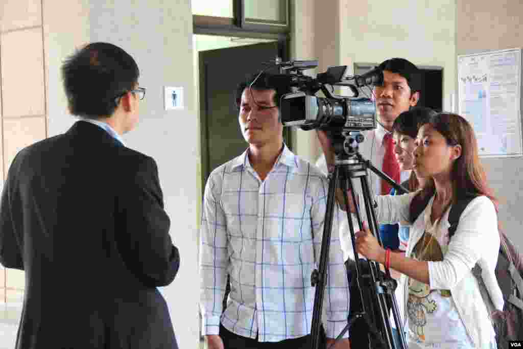 Mr. Chheang Vannarith, Co-Chair of Enrich Forum on Sustainable Development gives an interview to the media about the importance of this forum. (Nov Povleakhena/VOA Khmer)