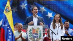 Durante multitudinaria manifestación el sábado, el presidente encargado de Venezuela, Juan Guaidó anunció que recibirían en los próximos días ayuda humanitaria en Venezuela y que establecería centros de acopio en Colombia y Brasil. 