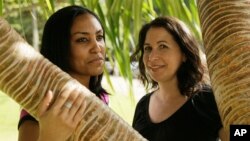 Taeko Bufford (kiri) dan Diane Cervelli berfoto dekat Pantai Waikiki Beach di Honolulu, 19 Desember 2011. 