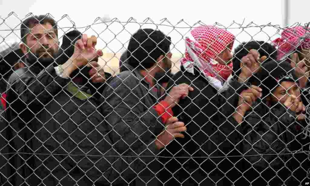 1月28日，在叙利亚与约旦的边界附近的一个难民营，新抵达的叙利亚难民排队等待领取供应物品，以及被安排到帐篷里去