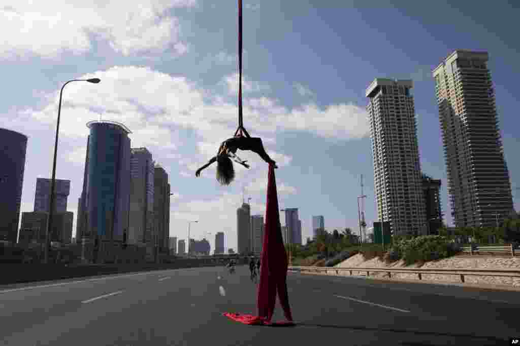 Israeli acrobat Tel Karassin performs on a car-free highway, during the Jewish holiday of Yom Kippur in Tel Aviv, Israel.