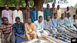 Polisi Nigeria menunjukkan beberapa militan Boko Haram yang berhasil ditangkap dalam operasi di Maiduguri, Nigeria (foto: ilustrasi). 