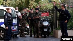 ماموران امنیتی و پلیس فرانسه در محلی که مهاجم با خودرو به تعدادی از سربازان فرانسوی در حومه پاریس زد - ۱۸ مرداد ۱۳۹۶ 