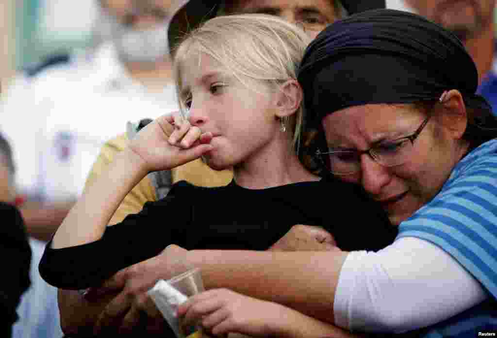 Anggota keluarga dan teman-teman menunjukkan rasa duka saat upacara pemakaman seorang gadis Israel, Hallel Yaffa Ariel, 13 tahun, yang terbunuh oleh seorang warga Palestina dalam insiden penikaman di rumahnya di pemukiman Yahudi Kiryat Arbadi Tepi Barat, di sebuah area pemakaman di Kota Hebron, Tepi Barat.
