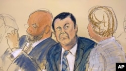  En este boceto de corte, Joaquín "El Chapo" Guzmán, al centro, se sienta junto a su abogado Eduardo Balazero, a la izquierda, para los alegatos iniciales, mientras comienza el juicio en Brooklyn, Nueva York, el martes 13 de noviembre del 2018 
