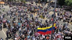Venezolanos protestan en Caracas durante una manifestación, el 1 de mayo de 2019.