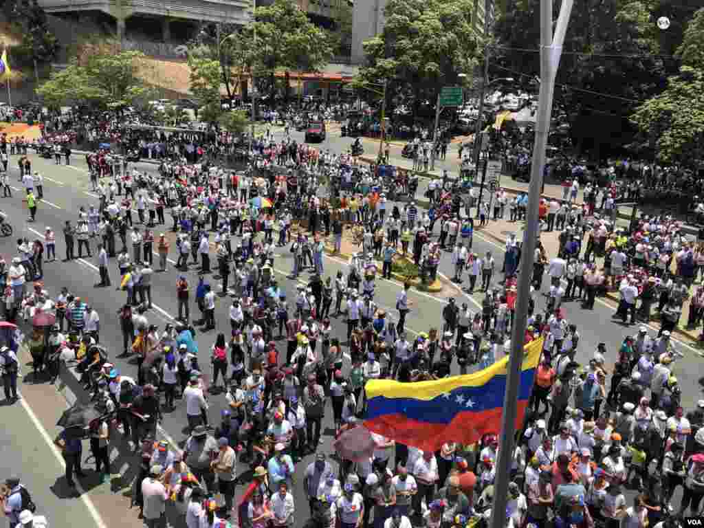 Cientos de venezolanos se han estado manifestando en las calles de Venezuela en los últimos días.