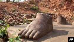 Feet of Cambodia's looted Koh Ker statues believed sold to foreigners, March 2, 2012, (VOA - D. Schearf).