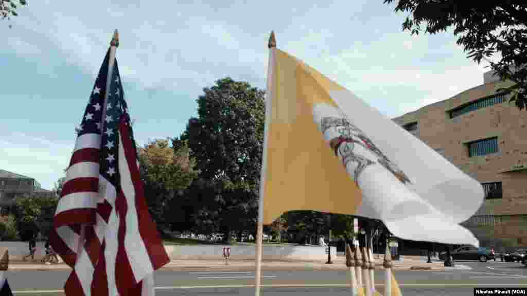 Des drapelets du Vatican et des Etats-Unis vendus devant le Congrès où le pape François a tenu un discours, 24 septembre 2015