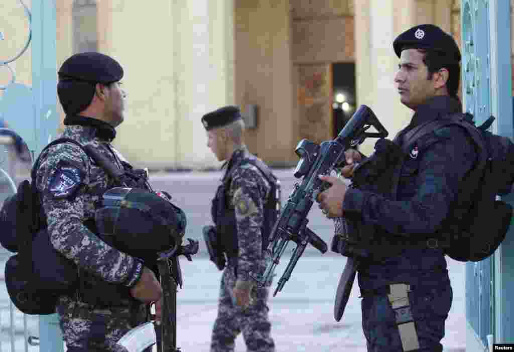 عراق میں عید کی نماز کے دوران سکیورٹی کے سخت انتظامات کیے گئے۔ 