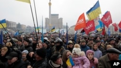 Para pendukung kelompok oposisi ambil bagian dalam demonstrasi di Lapangan Kemerdekaan Kyiv, Ukraina, Minggu (9/2). (AP/Sergei Chuzavkov)