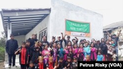 Anak-anak bersama warga suku Tengger di Dusun Ketuwon, Desa Ngadiwono, menyambut gembira penyerahan gedung sekolah baru dari Yayasan ALIT (Foto: VOA/ Petrus Risky)