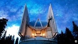 El telescopio submilimétrico (SMT) del Arizona Radio Observatory ha sido uno de los instrumentos utilizados para la observación conjunta del cuásar. 