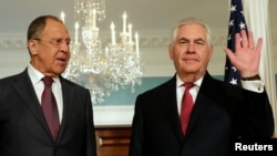 지난 5월 미국 워싱턴을 방문한 세르게이 라브로프 러시아 외무장관(왼쪽)이 국무부 청사에서 렉스 틸러슨 미국 국무장관과 양자회담을 가졌다. (자료사진)