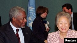 ساداکو اوگاتا در کنار کوفی عنان، دبیر کل پیشین سازمان ملل