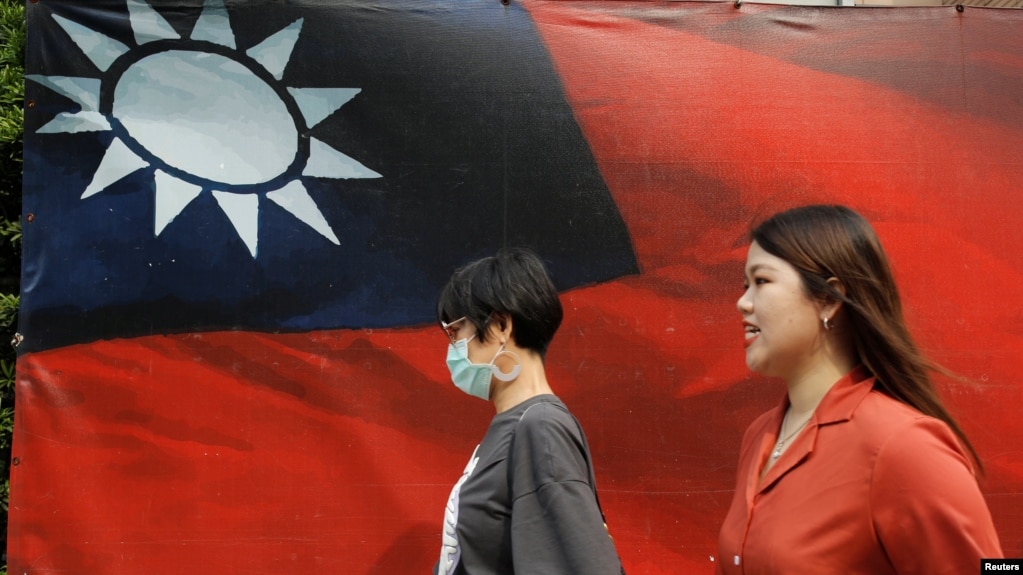 人们从台北街头的台湾旗帜旁走过。（2020年8月10日）(photo:VOA)