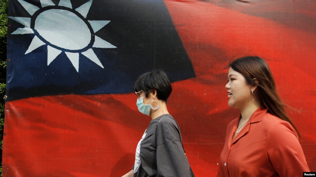 人们从台北街头的台湾旗帜旁走过。（2020年8月10日）(photo:VOA)