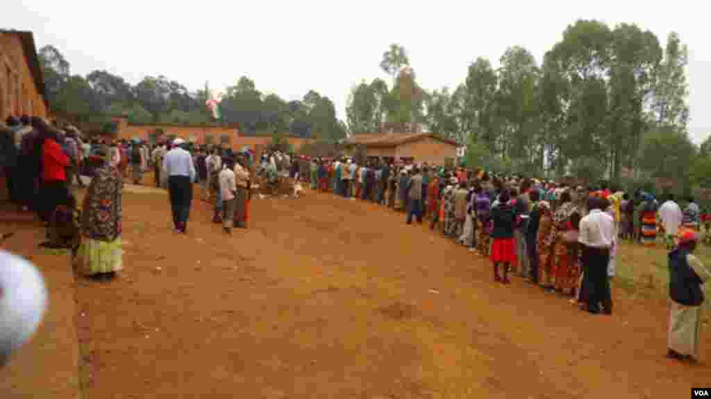 Des électeurs s&#39;alignent et attendent de voter dans un centre de vote, le 29 juin 2015, lors des élections législtives au Burundi