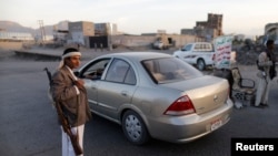 27일 사나 검문소에서 후티 반군이 보초를 서고 있다.