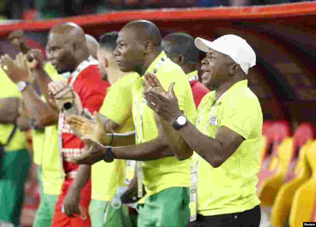 Burkina Faso&#39;s coach Kamou Malo (2nd from R).