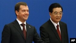 ທ່ານ Dmitry Medvedev ປະທານາທິບໍດີຣັດເຊຍ ແລະທ່ານ
ຫູຈິນເຖົາ ປະທານປະເທດຈີນ ທໍາພິທີເປັນສັນຍາລັກ ໄຂທໍ່ລໍາລຽງນໍ້າມັນ, ເມື່ອເດືອນກັນຍາ 2010.