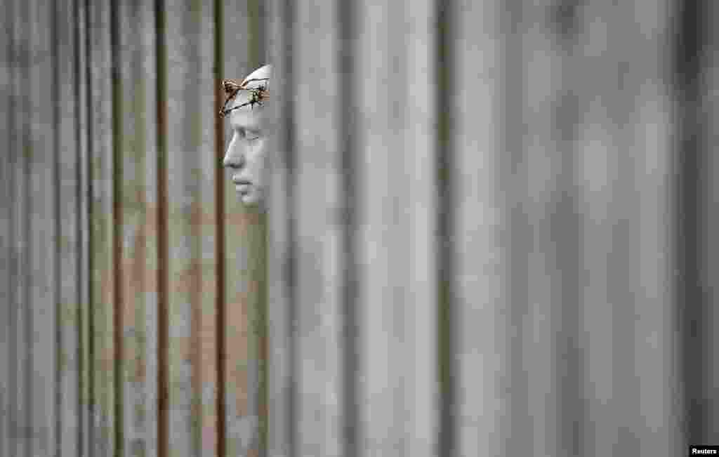 រូបសំណាក «Ecce Homo» សាងសង់ដោយសិល្បករលោក Mark Wallinger នៅខាងក្រៅវិហារ St Paul's Cathedral ក្នុងទីក្រុងឡុងដ៏ ប្រទេសអង់គ្លេស។ 