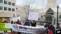 24일 미국 워싱턴의 중국대사관 앞, 북한 인권단체와 탈북자 시위대