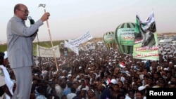 President Omar Hassan al-Bashir addresses a crowd in North Khartoum, Jun. 8, 2013.