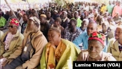 Des populations de Yirgou à la rencontre avec le président du Faso, à Yirgou, le 6 janvier 2019. (VOA/Lamine Traoré)