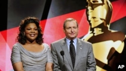 Actress Mo'Nique (L) and Academy of Motion Picture Arts and Sciences President Tom Sherak speak at the 83rd Annual Academy Awards Nominations Announcement in Beverly Hills, California, 25 Jan 2011