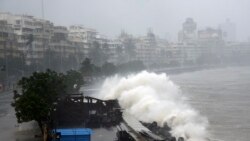 ممبئی اور دیگر ساحلی علاقوں کے بعد آج یہ طوفان ریاست گجرات سے ٹکرائے گا۔