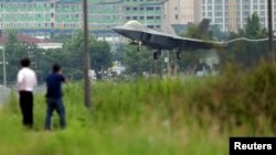 16일 미군의 F-22 랩터 전투기가 광주 공군기지 상공을 날고 있다.