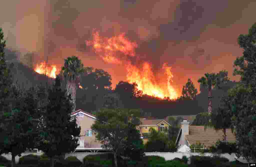 ادامه آتش سوزی های جنگلی در کالیفرنیا موجب شده ساکنان مناطق جنوب شرق این ایالت منازل خود را ترک کرده و به نقاط دورتر پناه ببرند. &nbsp;