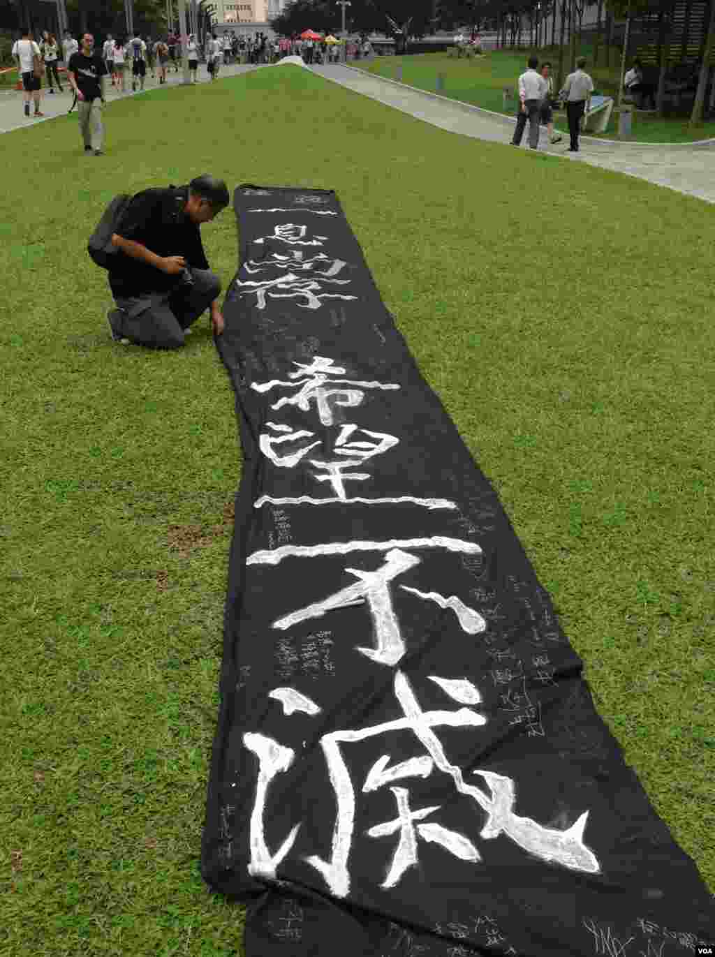 香港学联大专界罢课星期三继续在添马公园举行（美国之音图片／海彦拍摄）