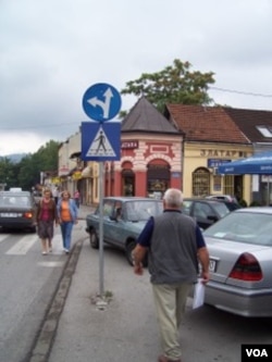 Pjesaci se kreću cestom zbog nepropisnog parkiranja u centru Banjaluke