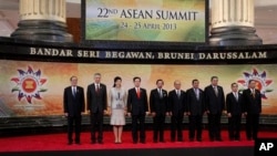 Para pemimpin negara-negara ASEAN berpose bersama saat bertemu di pertemuan puncak ASEAN ke-22 di Bandar Seri Begawan, Brunei (25/4). 