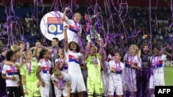 L'équipe féminine de Lyon célèbre sa victoire en finale de la Ligue des champions féminine, Pays de Galle, le 1er juin 2017.