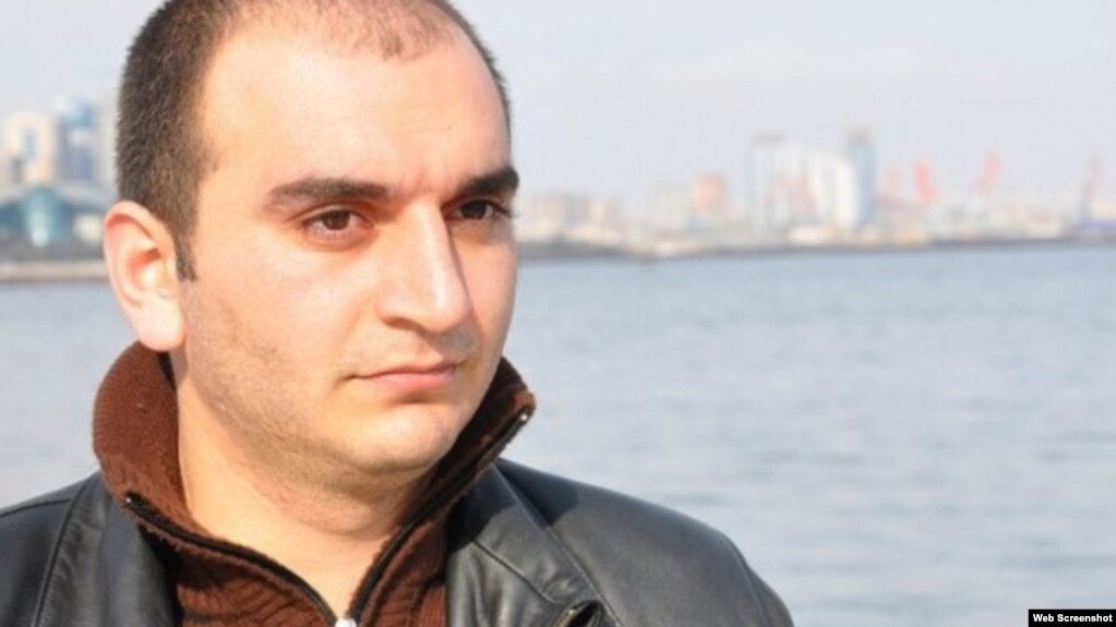 Məhkəmə jurnalisti şərti cəzadan azad edib